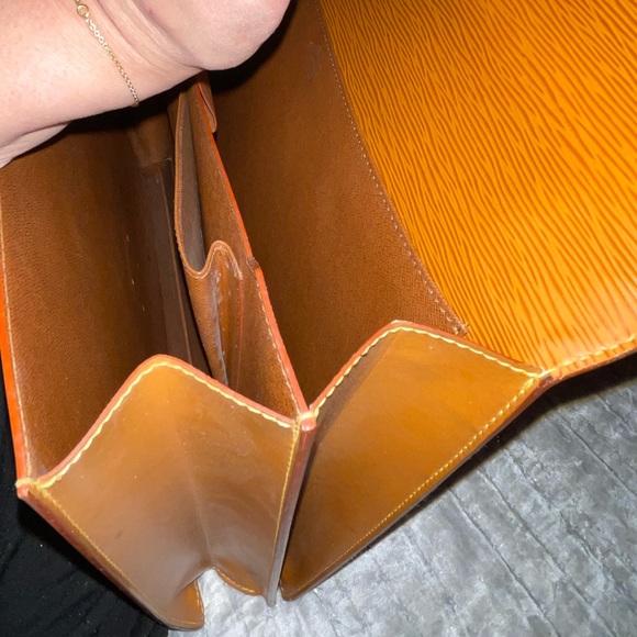 Louis Vuitton Preloved Epi leather briefcase needs some attention good condition - Picture 12 of 16